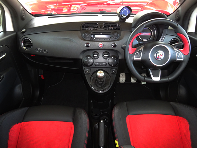 アバルト595コンペティツィオーネ(右ハンドル/5MT)