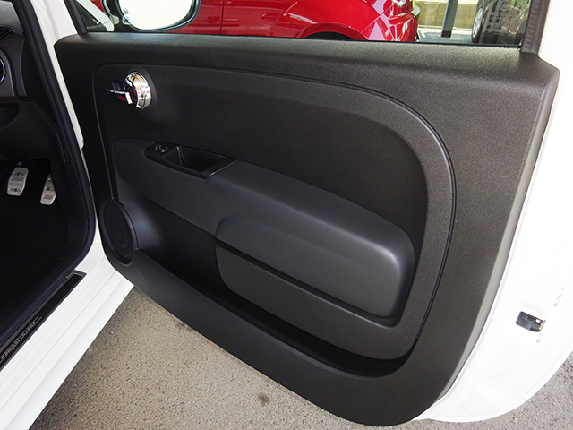 アバルト595コンペティツィオーネ(右ハンドル/5MT)