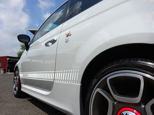 アバルト595コンペティツィオーネ(左ハンドル/5MT)