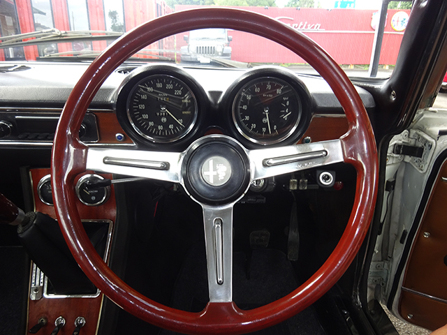 アルファロメオ 前期型1750GTヴェローチェ(右ハンドル 正規物)