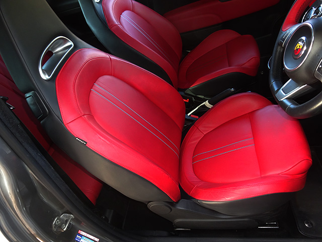 ワンオーナー アバルト595ツーリズモ(右ハンドル/5速MTシーケンシャル)