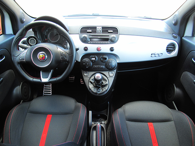 アバルト500(左ハンドル/6速MT)