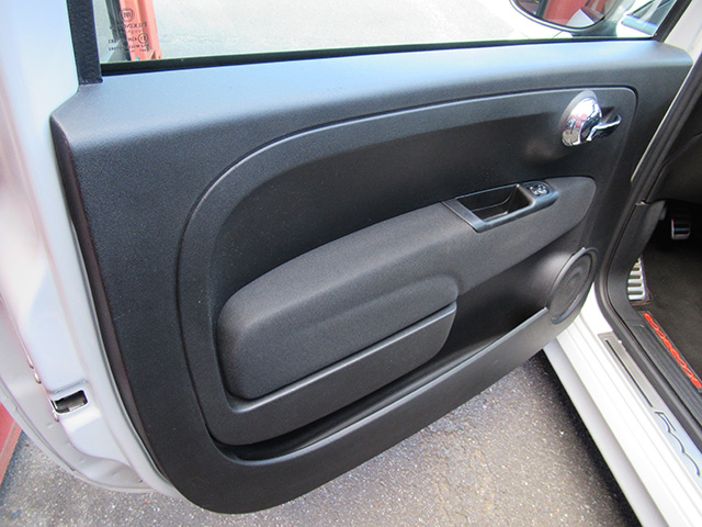 アバルト500(左ハンドル/6速MT)