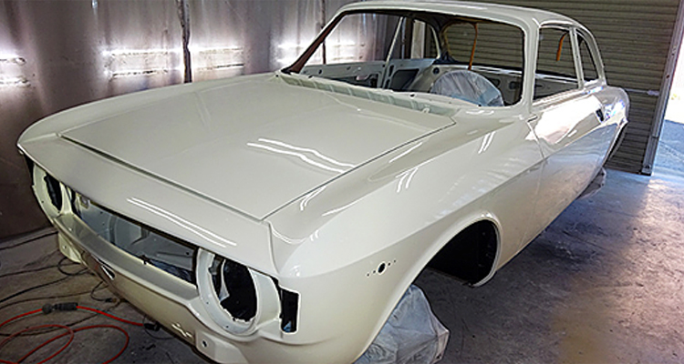 部分塗装からオールペイントまで板金も含め全て自社ファクトリー内で作業致します